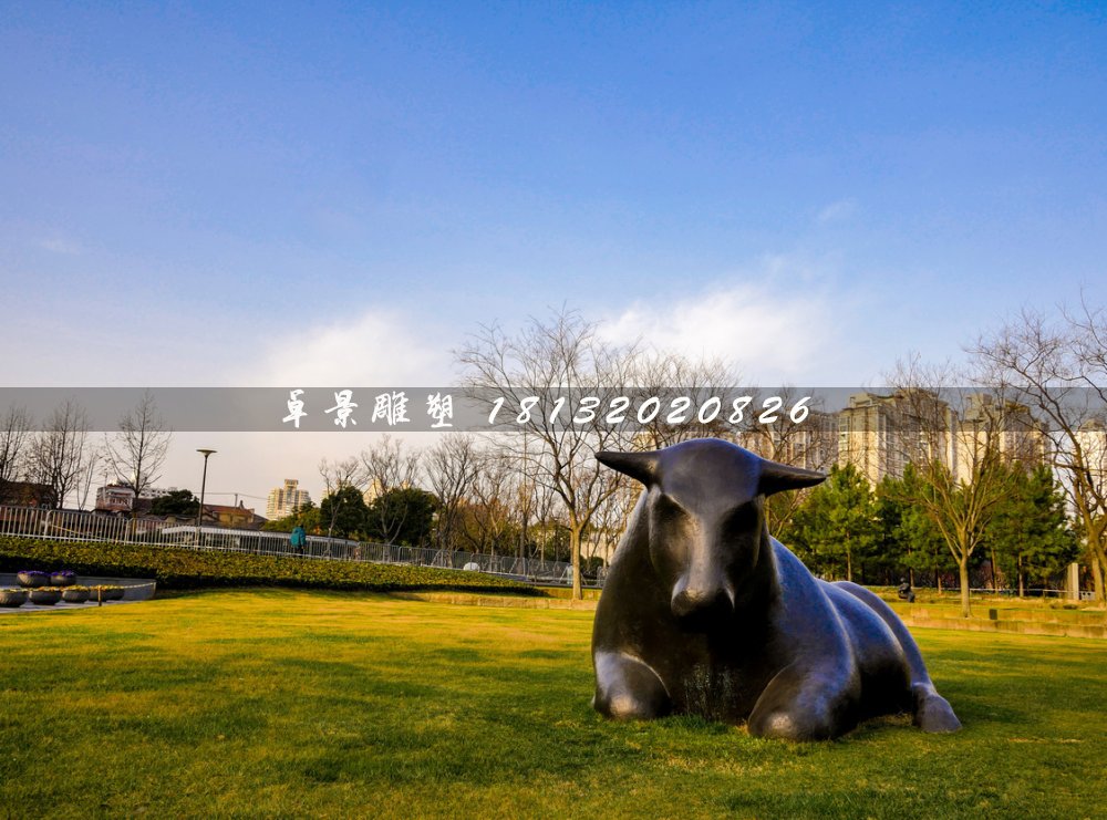 臥牛銅雕，草地銅牛雕塑