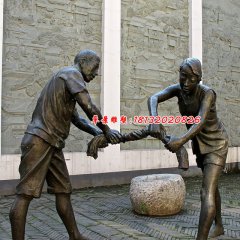 擰衣服銅雕，廣場小品雕塑