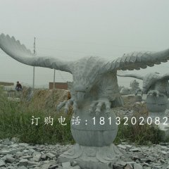 踩球老鷹石雕，青石雄鷹展翅雕塑