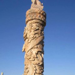 晚霞紅盤龍柱雕塑，廣場(chǎng)龍柱石雕