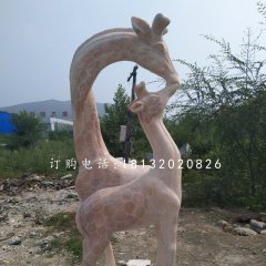 晚霞紅親嘴鹿，公園長頸鹿石雕