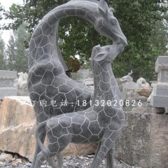 青石動物雕塑，親嘴鹿石雕