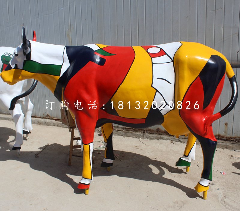 玻璃鋼彩繪牛，公園擺件 (2).jpg