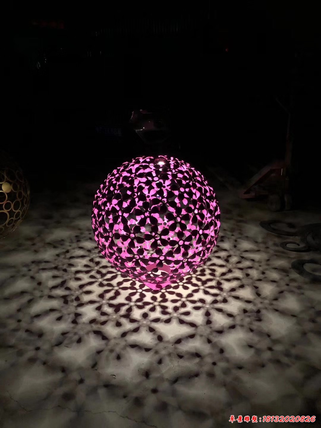 不銹鋼發光鏤空球雕塑