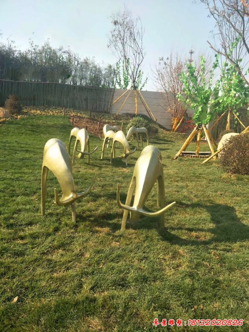 銅雕公園抽象吃草的羊