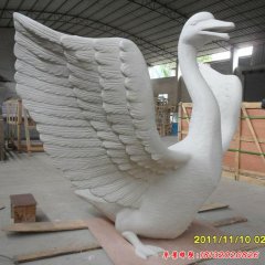 天鵝吐水雕塑